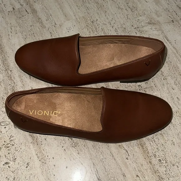 VIONIC WILLA SLIP ON FLAT BROWN LEATHER LOAFERS Sz  7.5 Arch Support. Cushioning