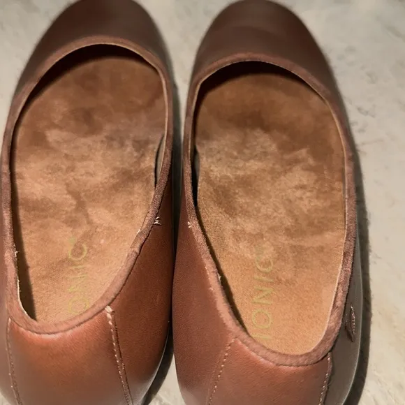 VIONIC WILLA SLIP ON FLAT BROWN LEATHER LOAFERS Sz  7.5 Arch Support. Cushioning