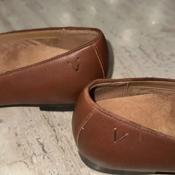 VIONIC WILLA SLIP ON FLAT BROWN LEATHER LOAFERS Sz  7.5 Arch Support. Cushioning