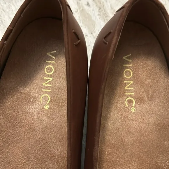 VIONIC WILLA SLIP ON FLAT BROWN LEATHER LOAFERS Sz  7.5 Arch Support. Cushioning