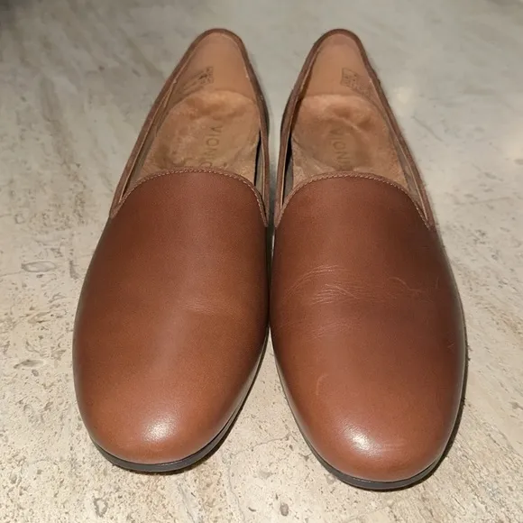 VIONIC WILLA SLIP ON FLAT BROWN LEATHER LOAFERS Sz  7.5 Arch Support. Cushioning
