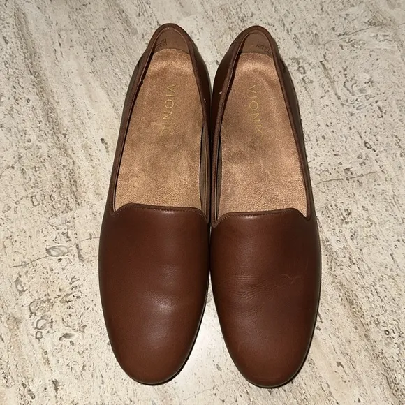 VIONIC WILLA SLIP ON FLAT BROWN LEATHER LOAFERS Sz  7.5 Arch Support. Cushioning