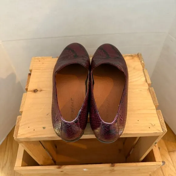 Vionic Womens 9.5 Burgundy Snake Print Loafers Comfortable Stylish Slip-On Shoes