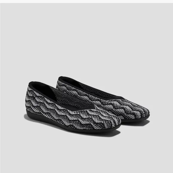 Vivaia Lightweight Square-Toe V-Cut Flats (Margot Walker) 8