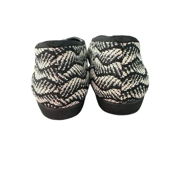 Vivaia Lightweight Square-Toe V-Cut Flats (Margot Walker) 8
