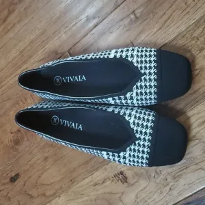Vivaia Margot 2.0 houndstooth square toe flats