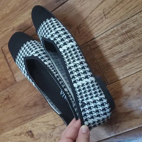 Vivaia Margot 2.0 houndstooth square toe flats