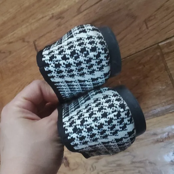 Vivaia Margot 2.0 houndstooth square toe flats