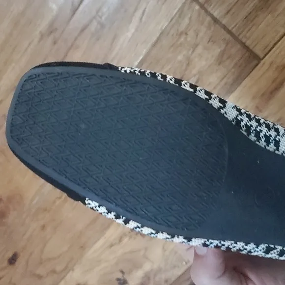 Vivaia Margot 2.0 houndstooth square toe flats
