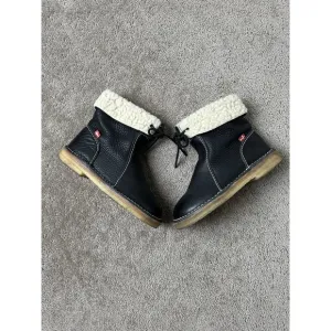 Women Boots Duckfeet Arhus Shearling Lined Crepe Sole Black, Size 40, US 9.5