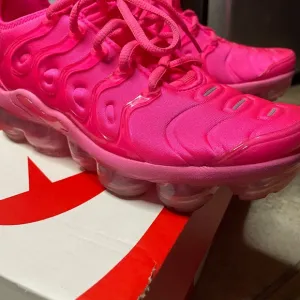Women Nike Vapormax Plus Sneakers