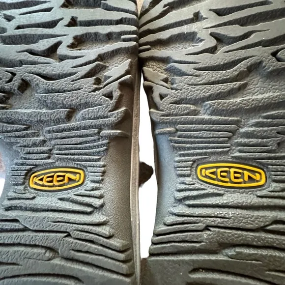 Women’s Keen Size 7.5 Black Whisper Closed Toe Sport Water Friendly Sandals