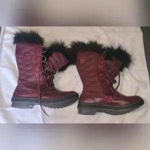 Women's Sorel Quilted Burgundy Winter Snow Boots