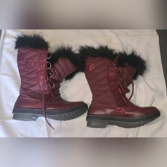 Women's Sorel Quilted Burgundy Winter Snow Boots