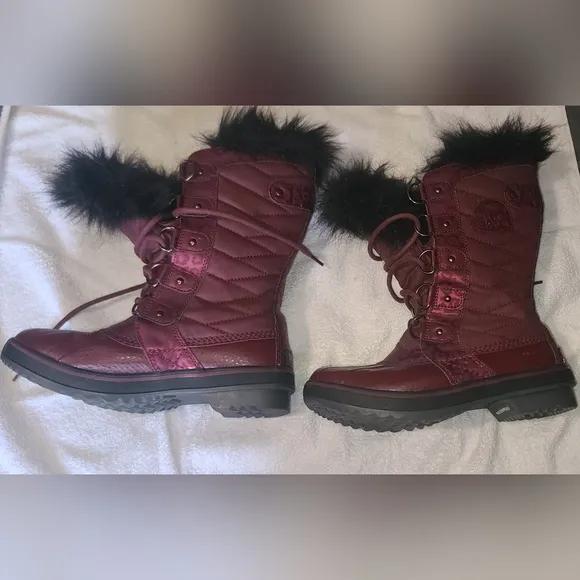 Women's Sorel Quilted Burgundy Winter Snow Boots