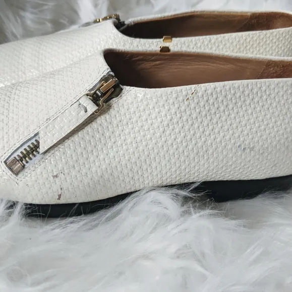 Zoe Lee Off White Textured Zipper Loafers