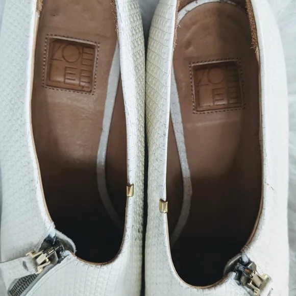 Zoe Lee Off White Textured Zipper Loafers